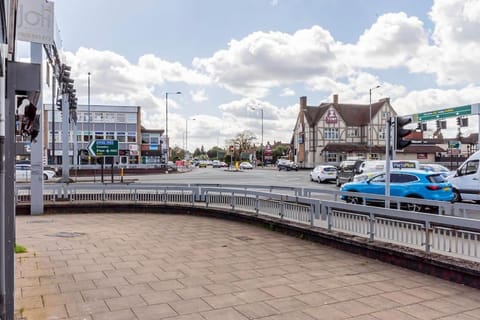 Contractors monthly discounts - WIFI - 5mins to Airport, HS2 & NEC Apartment in Solihull