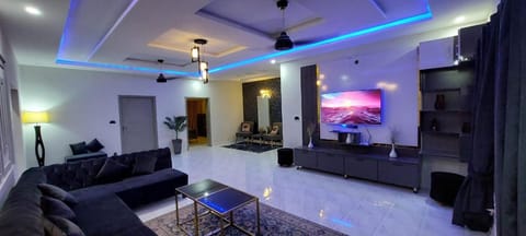 TV and multimedia, Living room, Seating area, Evening entertainment