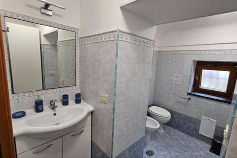 Shower, Toilet, Bathroom, bidet, towels