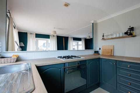 Peaceful Riverside Family Retreat House in Christchurch