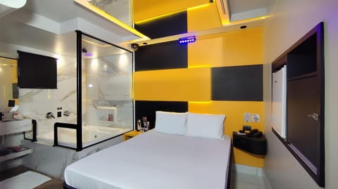 Bed, Hot Tub, TV and multimedia, Photo of the whole room, Dining area, Evening entertainment, Bedroom, hair dryier, minibar, air conditioner