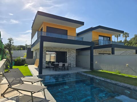 Property building, Patio, Swimming pool, sunbed