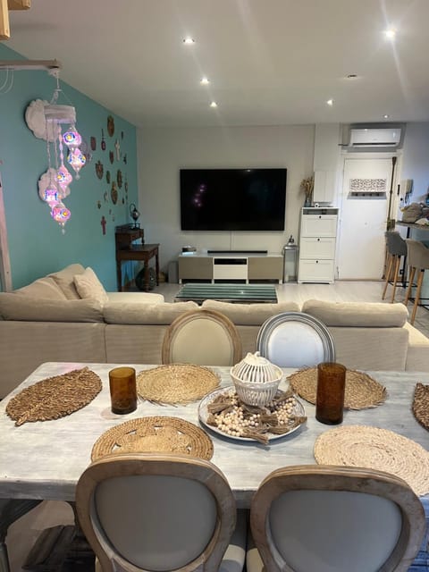 Communal lounge/ TV room, Garden, TV and multimedia, Kitchen or kitchenette, Living room, Seating area, Dining area, Beach, Evening entertainment, Supermarket/grocery shop, Parking, microwave, minibar, oven