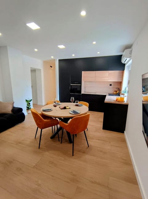 Kitchen or kitchenette, Seating area, Dining area, pet friendly, stove