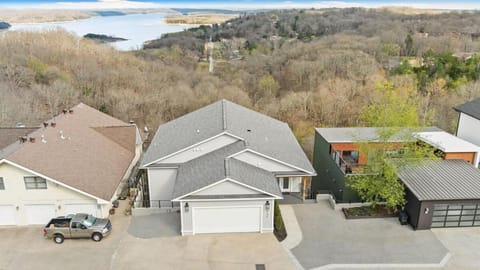 Sunrise Glory-Perfect Patio & Views-Sleeps 15 House in Beaver Lake