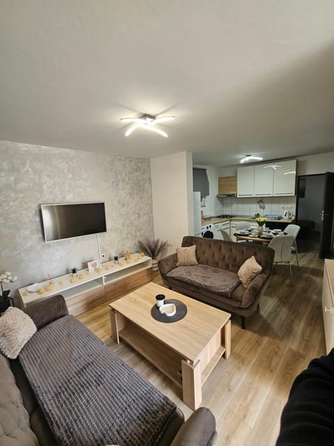 Communal lounge/ TV room, TV and multimedia, Kitchen or kitchenette, Living room, Seating area, Dining area, Evening entertainment