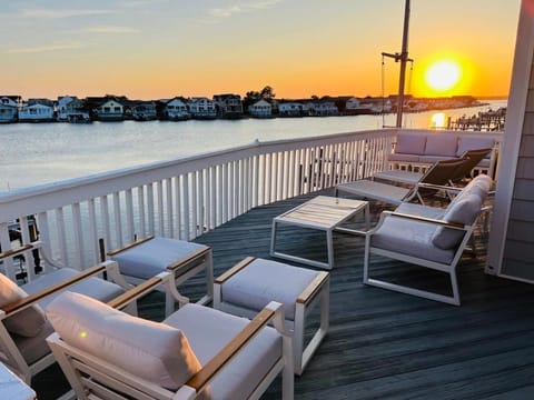 Luxury Waterfront Villa Dock Game Room Sunset Views House in Ocean City
