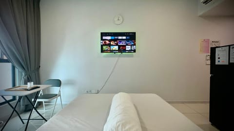 Communal lounge/ TV room, Bed, TV and multimedia, Photo of the whole room, Evening entertainment, Bedroom