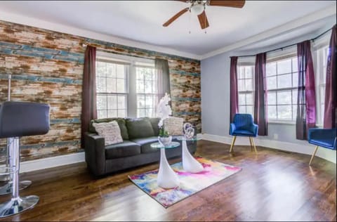 Cozy King bed and Queen Sofa bed Apt Apartment in Decatur