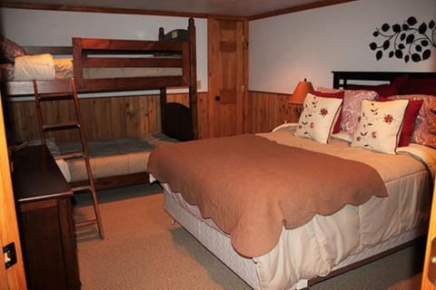 Bed, TV and multimedia, Bedroom, bunk bed