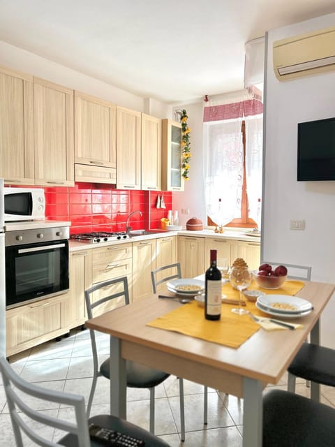 TV and multimedia, Kitchen or kitchenette, Living room, Dining area, oven