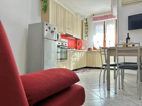 Kitchen or kitchenette, Seating area, Dining area