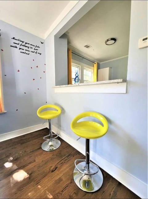 Cozy King bed & Sofa & Room TV Wifi Apartment in Decatur