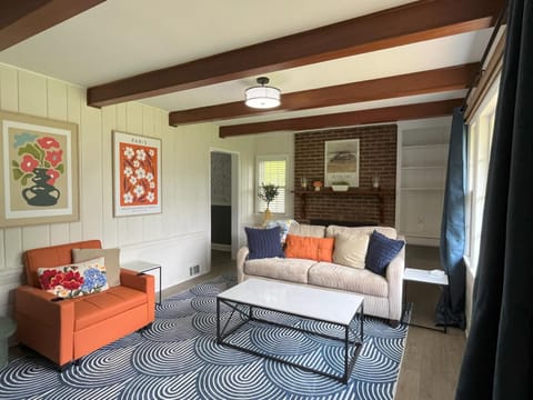 Living room, Seating area, Family