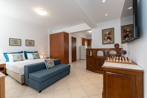Bed, TV and multimedia, Photo of the whole room, Seating area, Bedroom