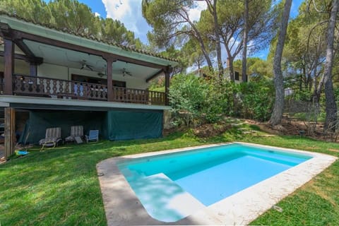 Property building, Day, Garden, Garden view, Pool view, Swimming pool, sunbed