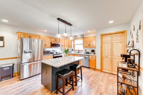 Pocono Lake House Hideaway Hot Tub and Theater Room House in Coolbaugh Township