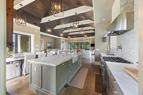 AV9-02: 9 2nd Avenue House in Isle of Palms