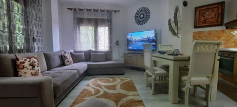 TV and multimedia, Kitchen or kitchenette, Living room, Seating area, Dining area