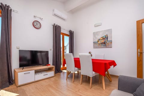 Communal lounge/ TV room, TV and multimedia, Living room, Seating area, Dining area, air conditioner