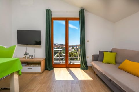 Communal lounge/ TV room, TV and multimedia, View (from property/room), Balcony/Terrace, Living room, Seating area, Dining area, Evening entertainment