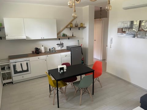 Kitchen or kitchenette, Dining area, dishwasher, pet friendly, stove