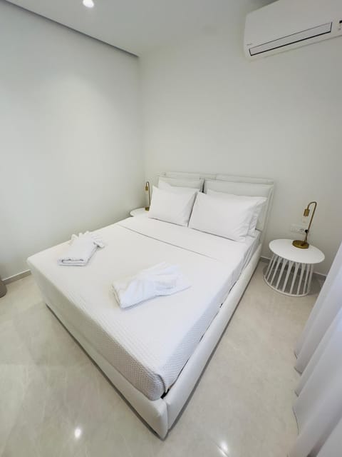 Bed, Bedroom, towels, air conditioner