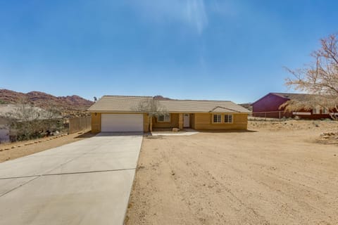 Joshua Tree Home with Fire Pit about 4 Mi to Natl Park! House in Joshua Tree