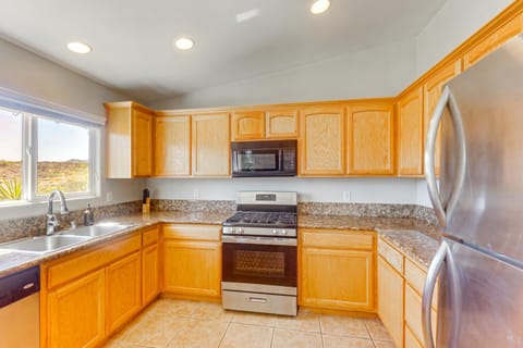 Joshua Tree Home with Fire Pit about 4 Mi to Natl Park! House in Joshua Tree