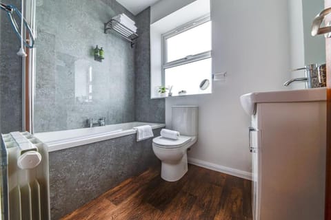 Shower, Toilet, Bathroom, Bath, towels