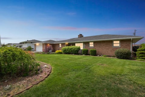 Elkhart Haven- Cozy Family Retreat home House in Elkhart