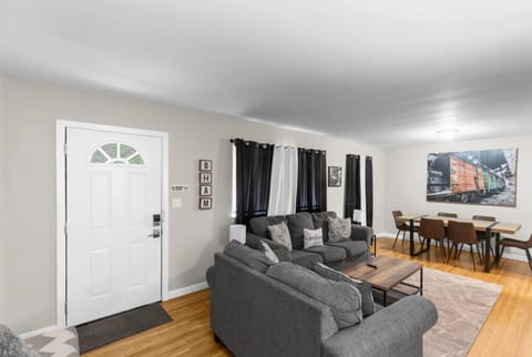 Suburban Bliss Getaway Wi-Fi Parking Long Stay House in Birmingham