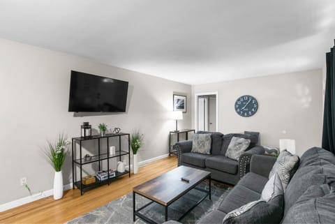 Suburban Bliss Getaway Wi-Fi Parking Long Stay House in Birmingham