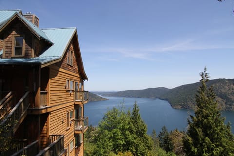 Property building, Nearby landmark, Facade/entrance, Natural landscape, Mountain view, Sea view