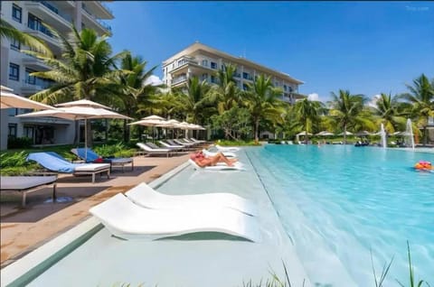 Swimming pool, sunbed
