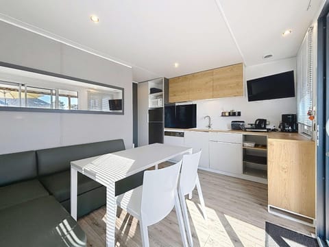 Mobil-home Confort 4 pers, plage à 200m, piscine chauffée, terrasse Sud, parking, wifi inclus - FR-1-361A-81 House in Jullouville