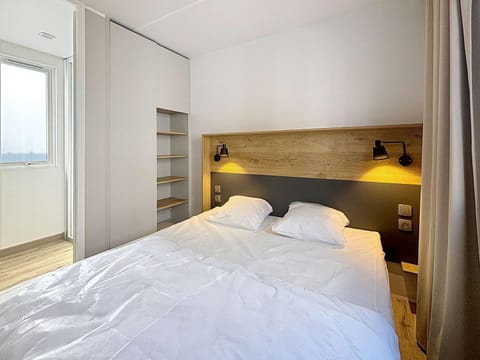 Mobil-home Confort 4 pers, plage à 200m, piscine chauffée, terrasse Sud, parking, wifi inclus - FR-1-361A-81 House in Jullouville