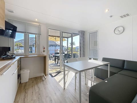 Mobil-home Confort 4 pers, plage à 200m, piscine chauffée, terrasse Sud, parking, wifi inclus - FR-1-361A-81 House in Jullouville