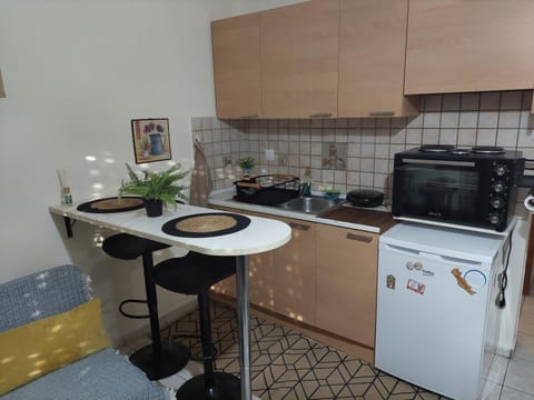 Kitchen or kitchenette, Dining area, stove