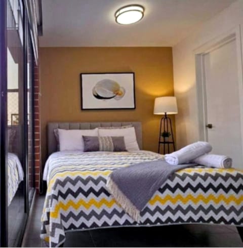 Bed, TV and multimedia, View (from property/room), Balcony/Terrace, Photo of the whole room, Seating area, Bedroom