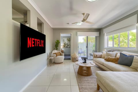 TV and multimedia, Living room, Seating area, air conditioner