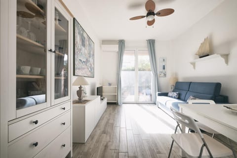 Living room, Seating area, Dining area, fireplace, air conditioner