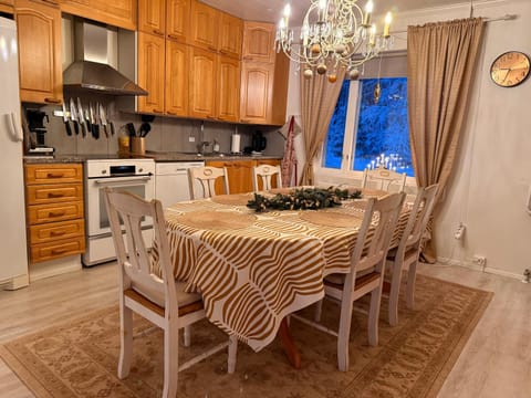 Kitchen or kitchenette, Dining area, dishwasher