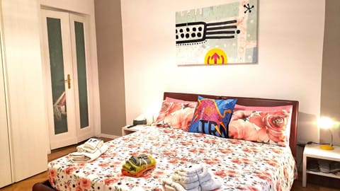 Bed, TV and multimedia, Balcony/Terrace, Photo of the whole room, Bedroom, furniture, towels