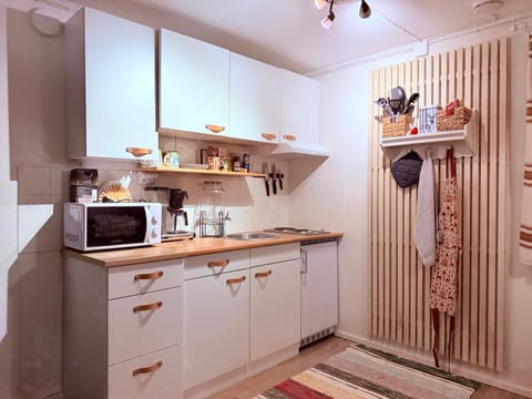 Coffee/tea facilities, Kitchen or kitchenette, microwave, stove, toaster