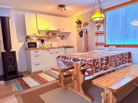 Kitchen or kitchenette, Dining area, fireplace