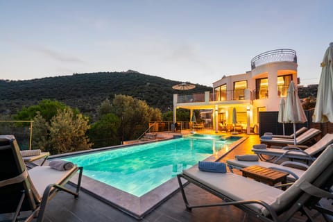 Property building, Mountain view, Pool view, Swimming pool, sunbed
