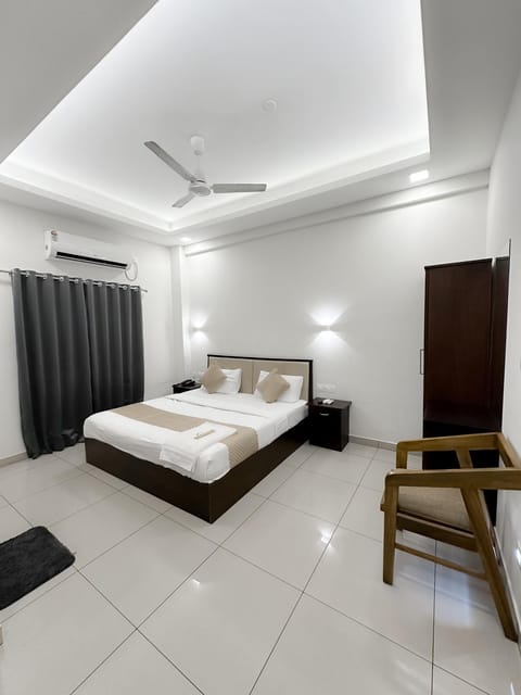 Bed, Photo of the whole room, Bedroom, wardrobe, air conditioner