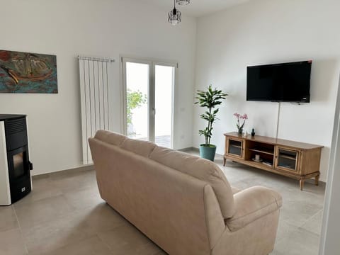 Communal lounge/ TV room, TV and multimedia, Living room, Seating area, Evening entertainment