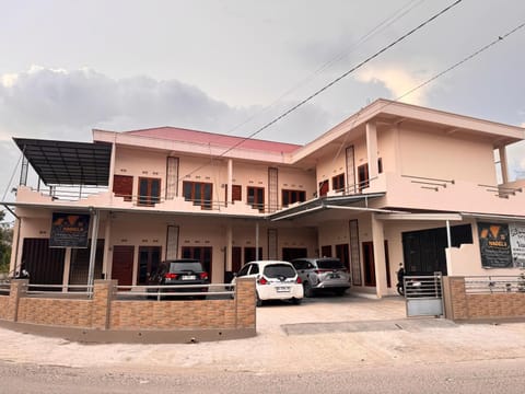 Property building, Day, Neighbourhood, Street view, Parking
